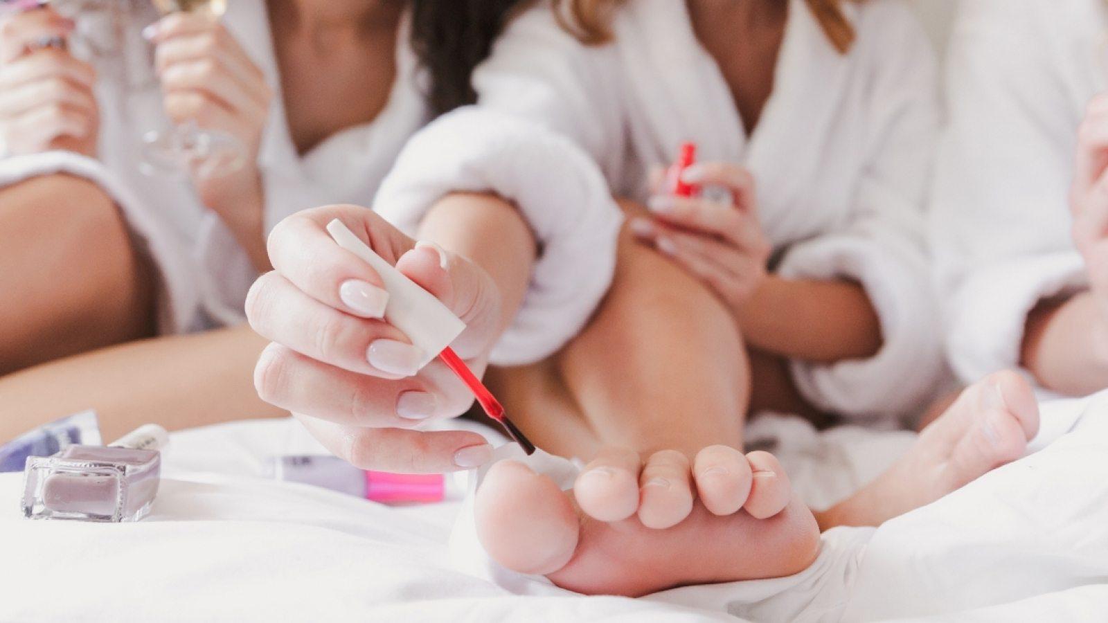 5 Super Bowl Nail Ideas to Try Now